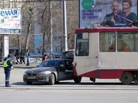 БМВ врезался в трамвай в центре Челябинска: есть пострадавшие